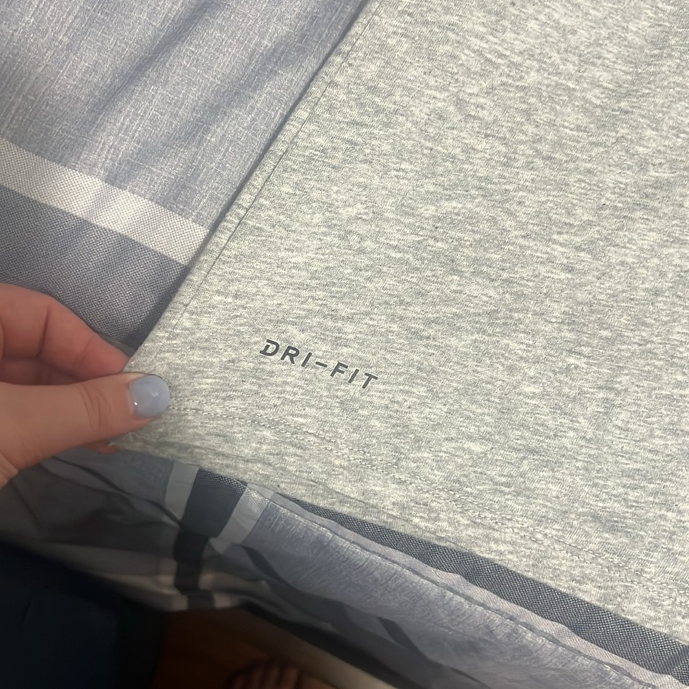 Men’s Nike Heather Gray Dri-FIT Tee! - Picture 3 of 5
